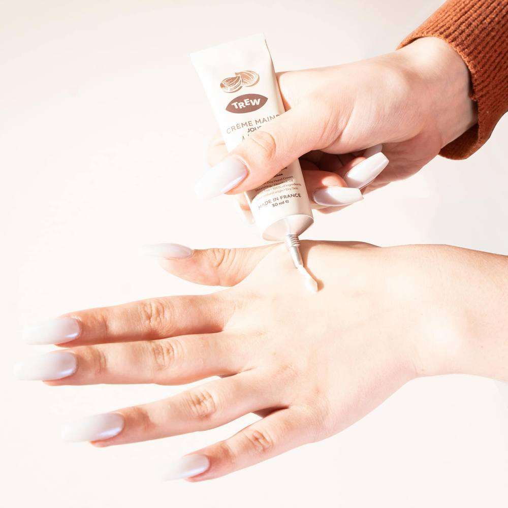 Application de la Crème Mains Noisette TREW