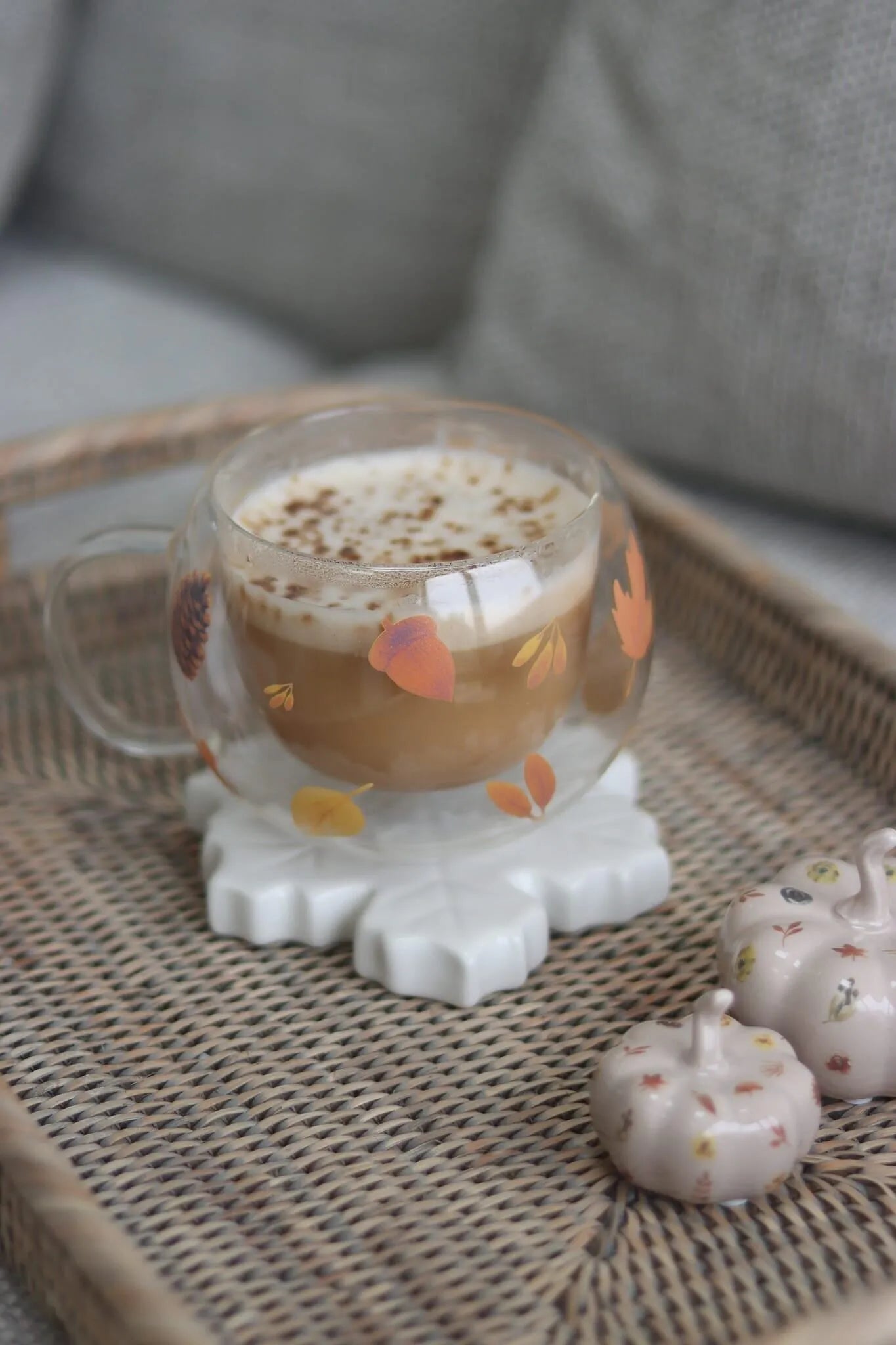 Mug double paroi feuilles automne sur plateau en rotin avec latte