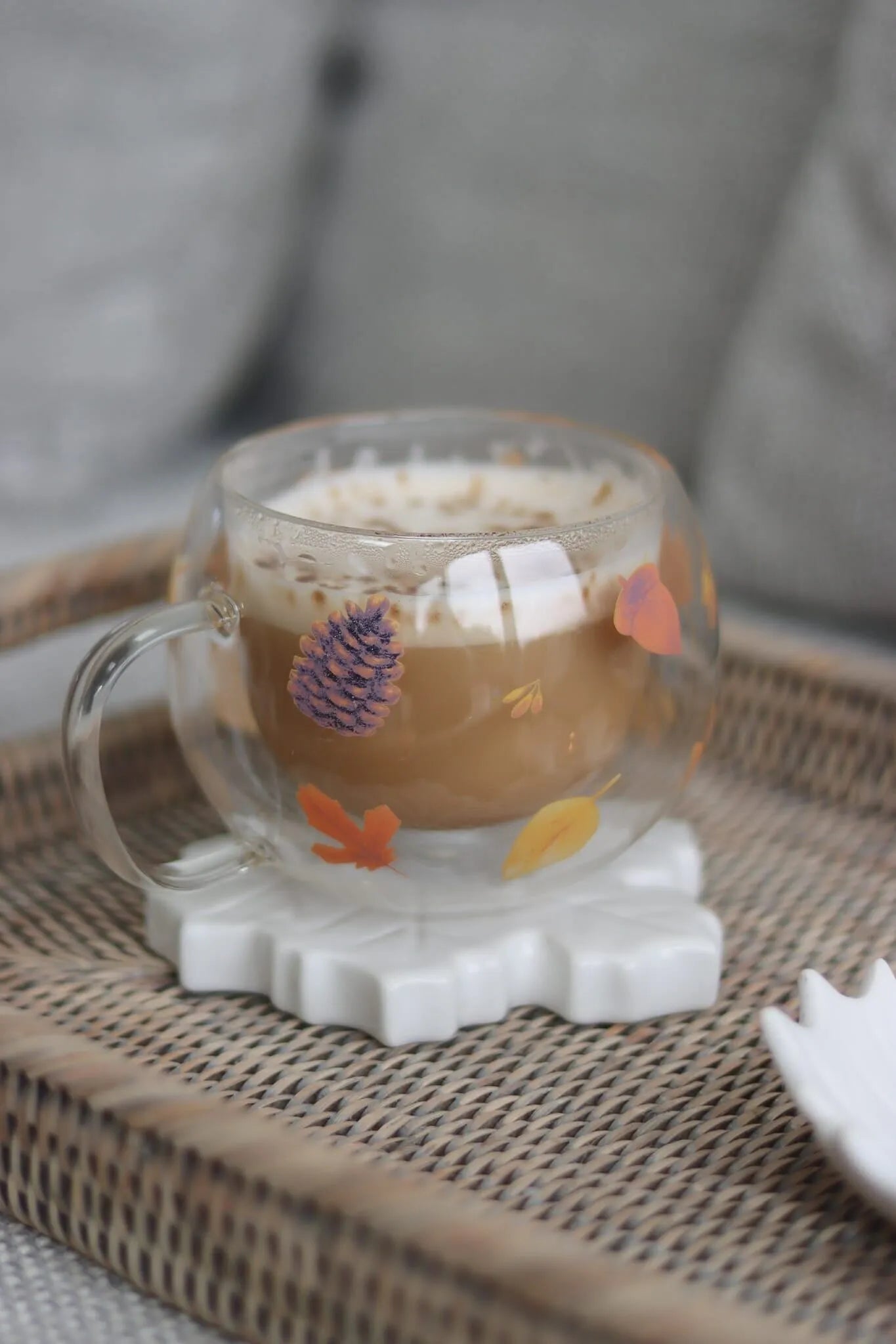Mug double paroi feuilles automne et pommes de pin gravées